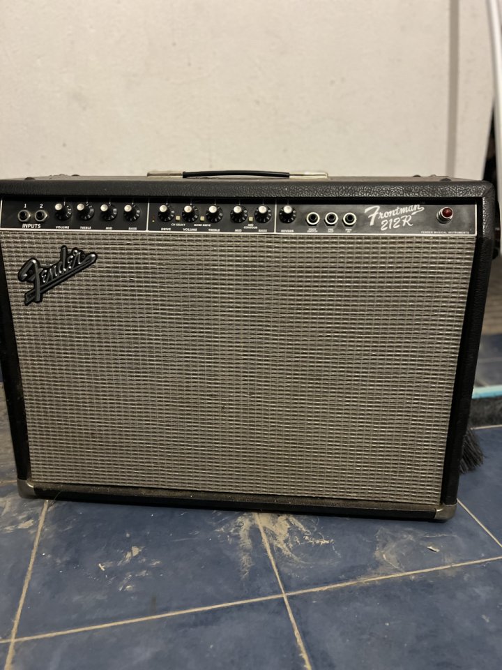 Amplificador Fender Frontman 212R