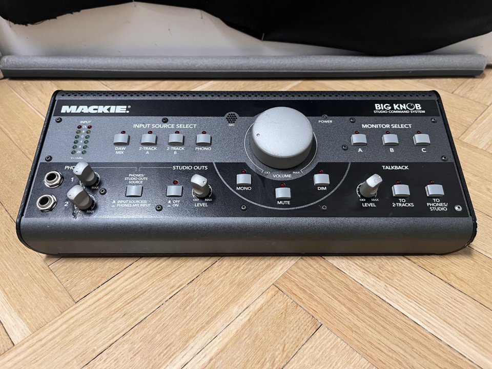 MACKIE BIG KNOBB. Studio Command System.