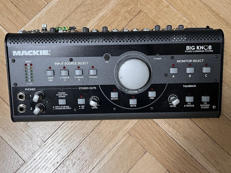 MACKIE BIG KNOBB. Studio Command System.