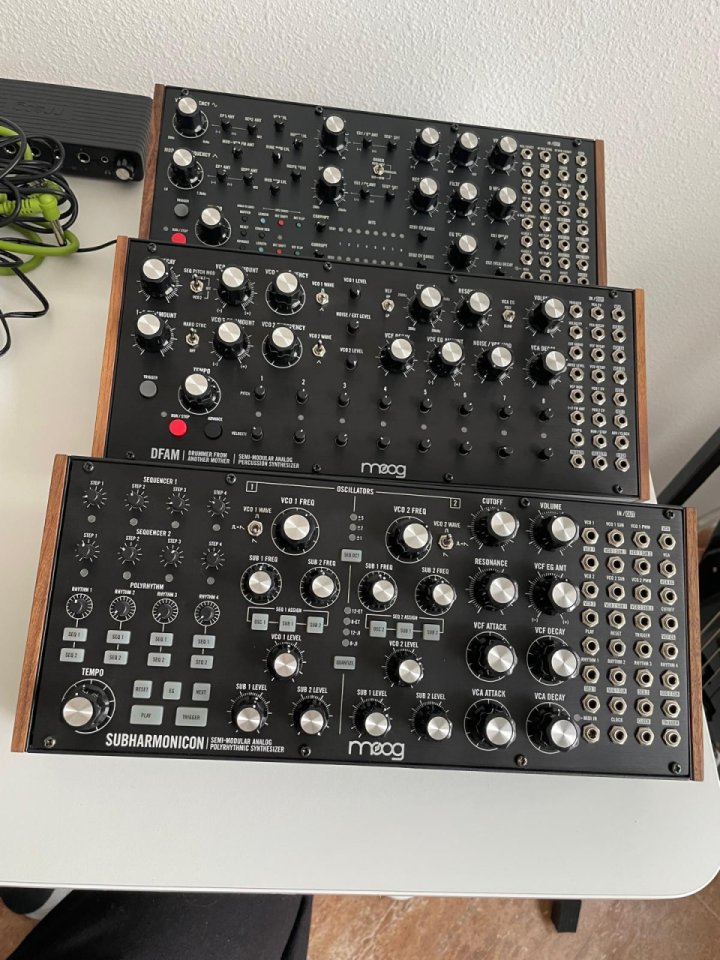 Moog Subharmonicon, DFAM, Labyrinth y soporte, mixer, cables, funda, etc