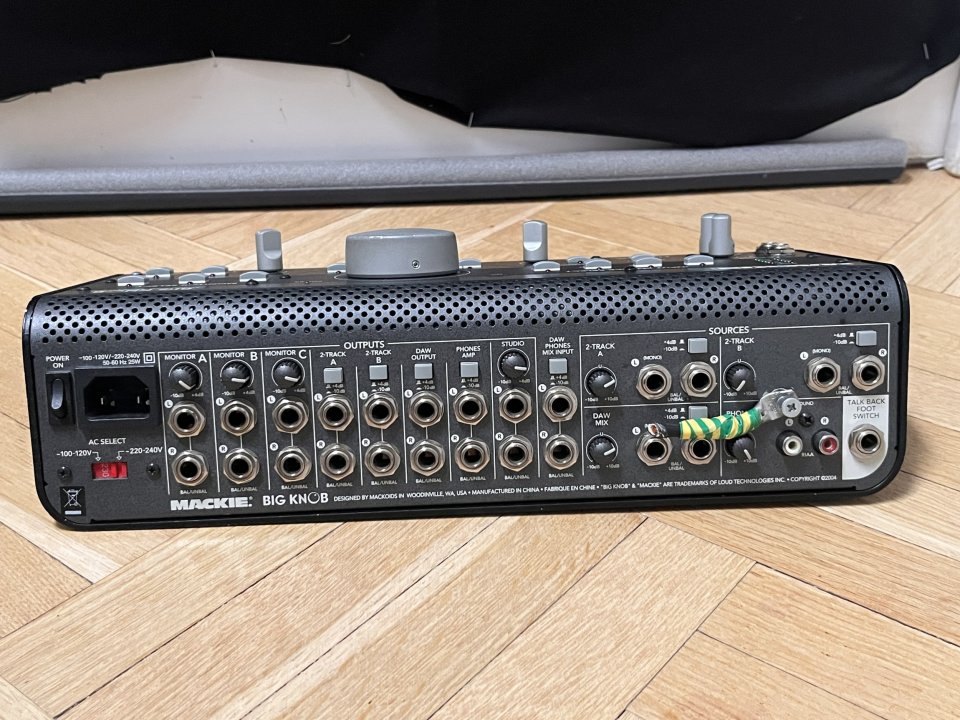 MACKIE BIG KNOBB. Studio Command System.