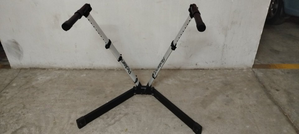 Soporte para teclado Roland V-Stand KS-V7 de segunda mano · Foto 2 de 3 · SC Tenerife · 85 €