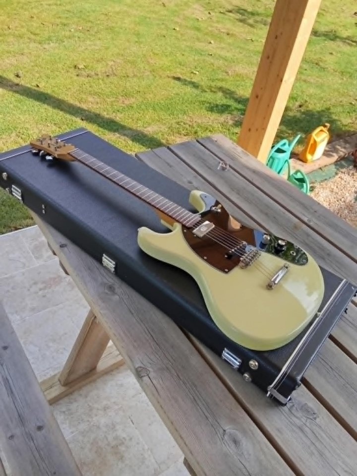 Mosrite Johnny Ramone de segunda mano · Foto 1 de 5 · Asturias · 2500 €