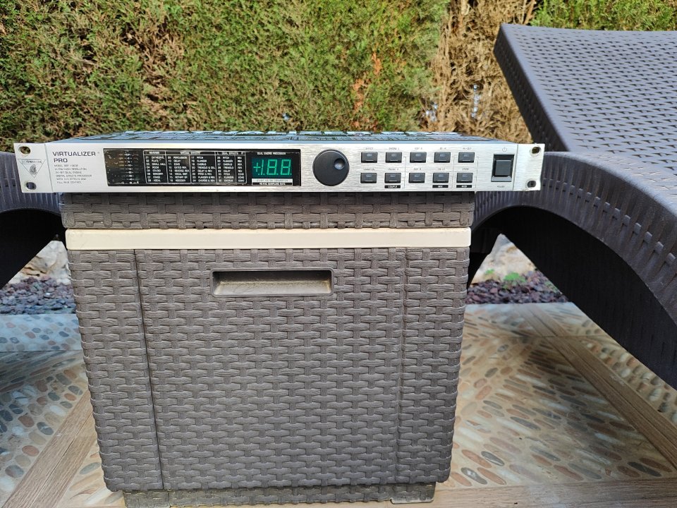 Behringer Virtualizer DSP 1000P de segunda mano · Foto 1 de 8 · Málaga · 45 €