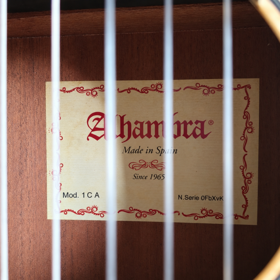 Guitarra Alhambra 1 C A + Funda + Afinador de segunda mano · Foto 2 de 4 · Burgos · 260 €
