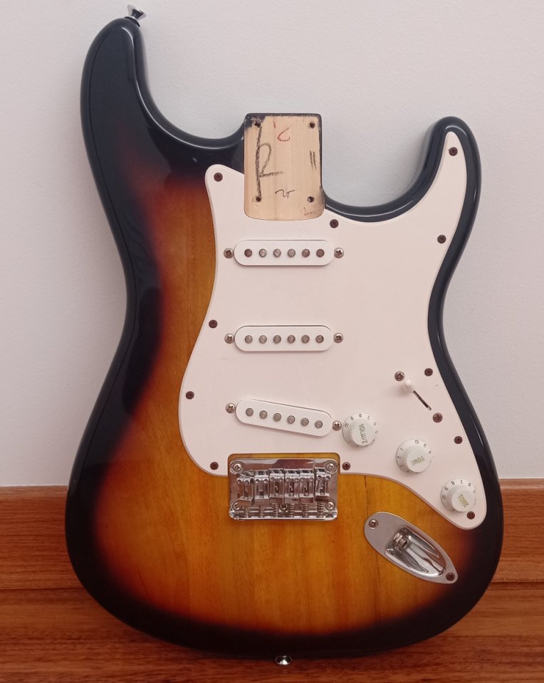 Cuerpo con electrónica de Squier Stratocaster de segunda mano · Cuenca · 70 €