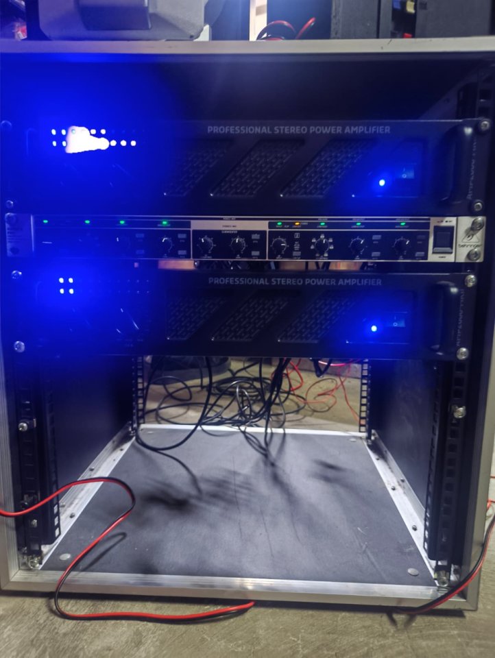 Rack audio portátil de segunda mano · Foto 1 de 2 · Valencia · 600 €