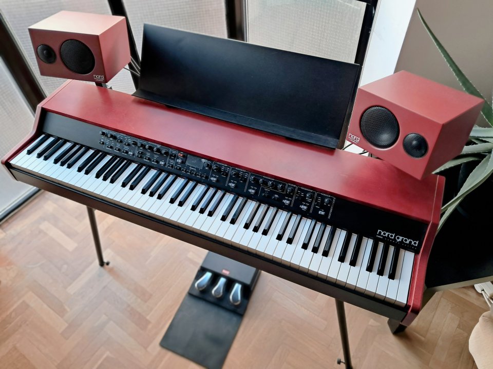 Nord Grand Piano + Monitores Nord + Porta partituras