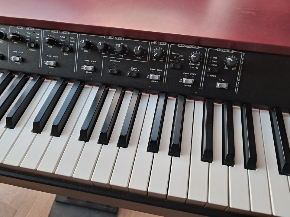 Nord Grand Piano + Monitores Nord + Porta partituras