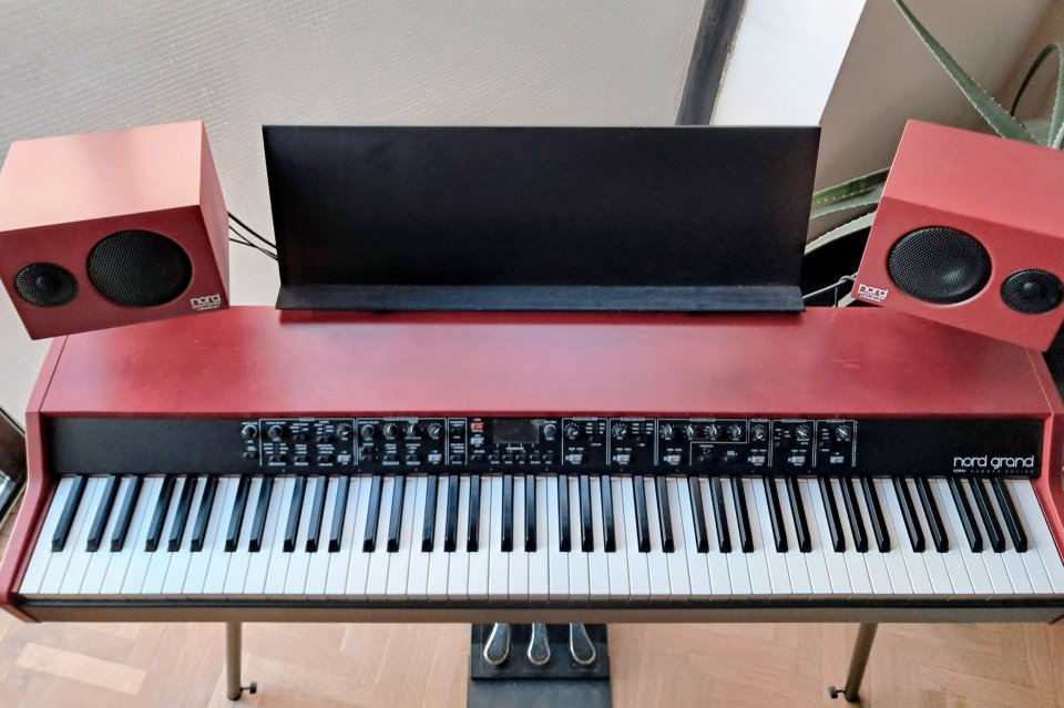 Nord Grand Piano + Monitores Nord + Porta partituras