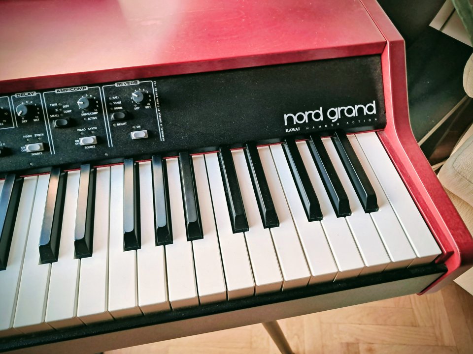 Nord Grand Piano + Monitores Nord + Porta partituras