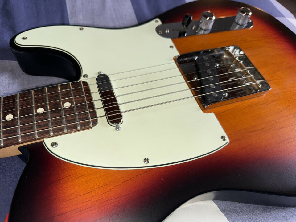 Fender Highway Tele USA. 4 Switch. Brass Saddles. GreasebucketTM circuit.