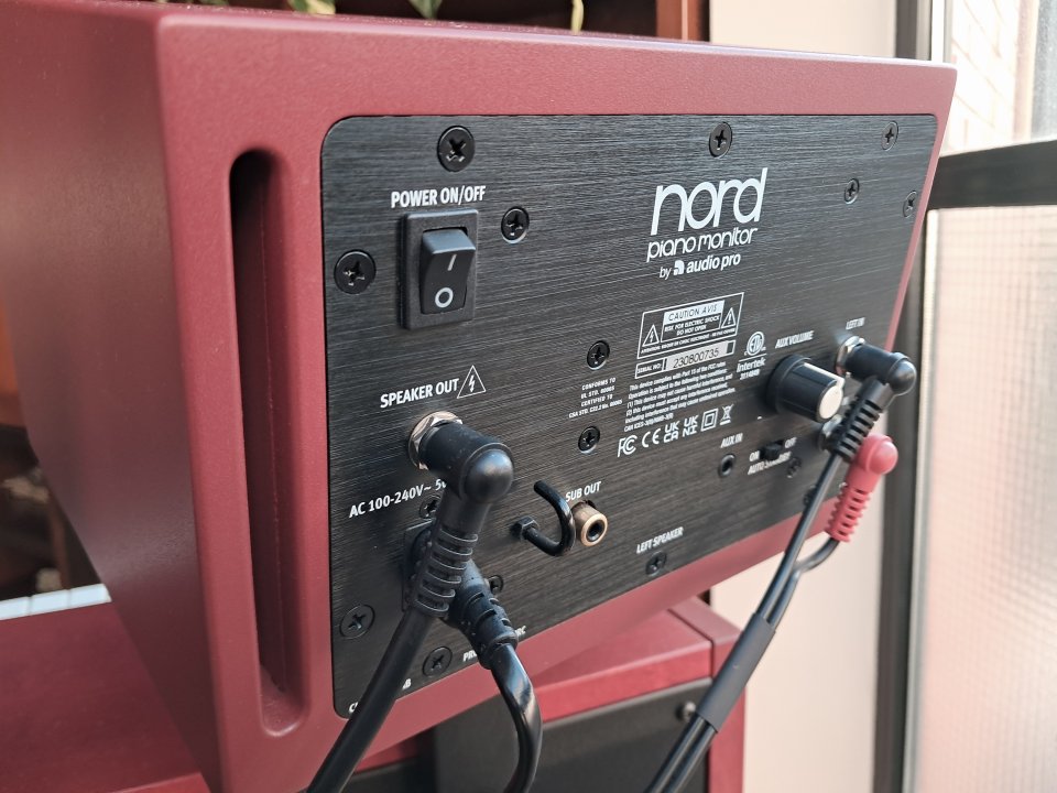 Nord Grand Piano + Monitores Nord + Porta partituras