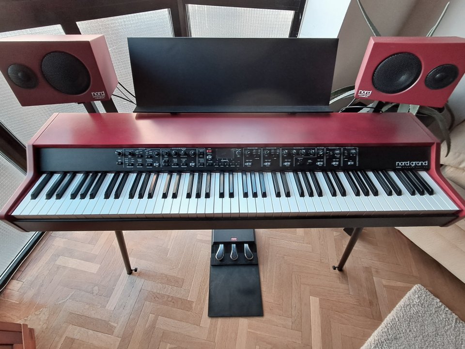 Nord Grand Piano + Monitores Nord + Porta partituras