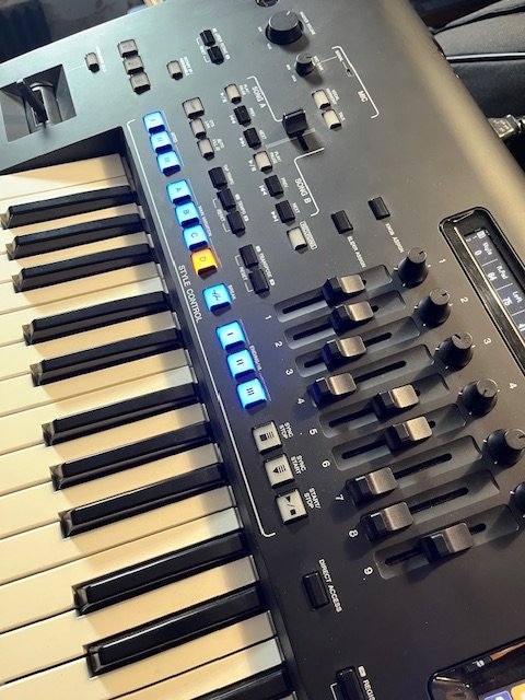 Teclado Profesional Yamaha GENOS