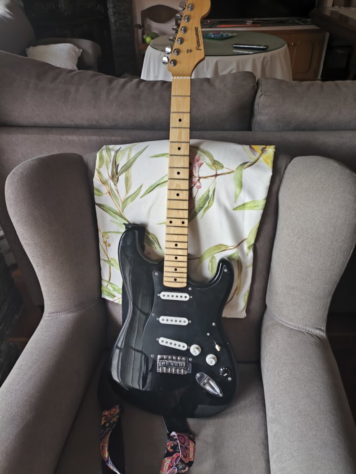 Fernandes Stratocaster LE Series (Made in Japan) - Blackie - Radio 12"