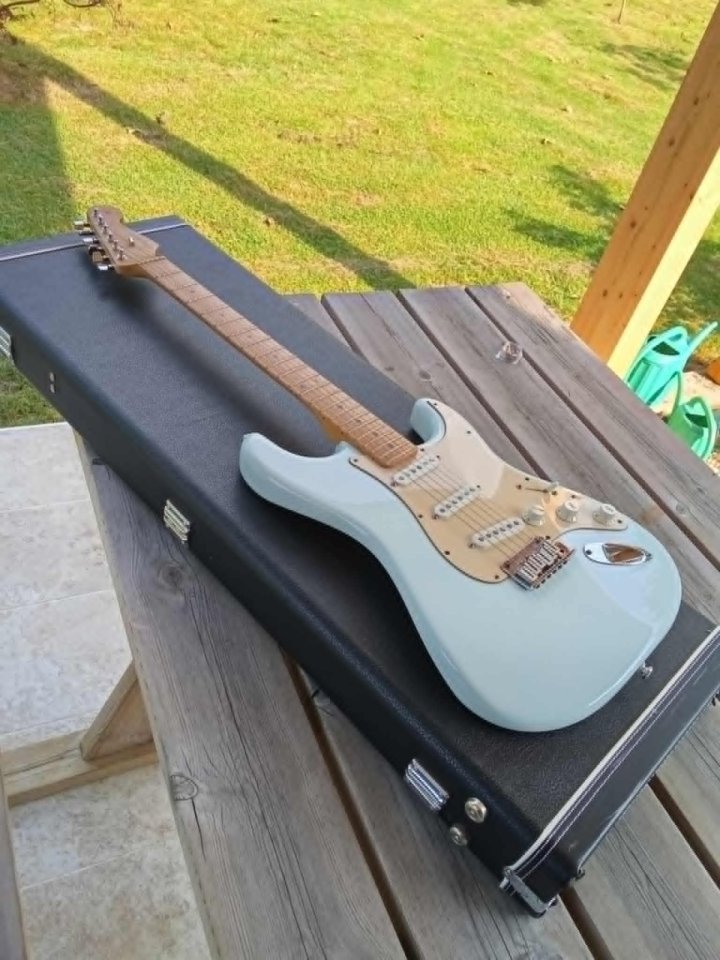 Fender stratocaster 50 aniversario USA de segunda mano · Foto 1 de 5 · Asturias · 1500 €