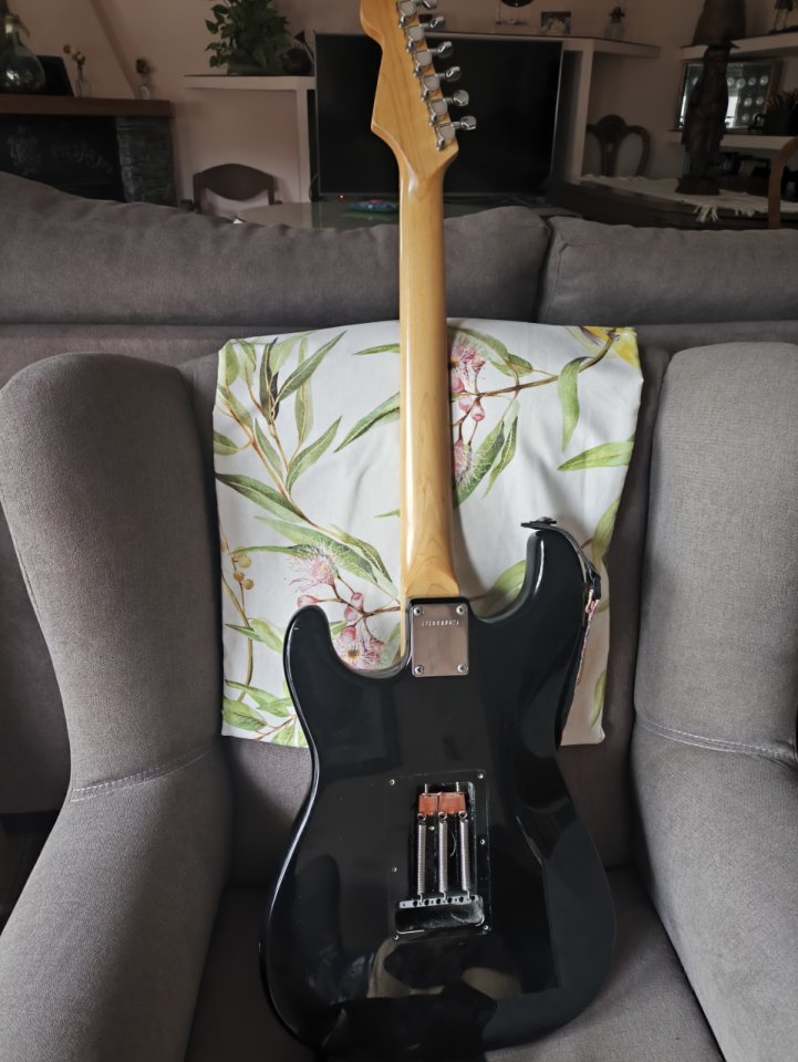 Fernandes Stratocaster LE Series (Made in Japan) - Blackie - Radio 12"