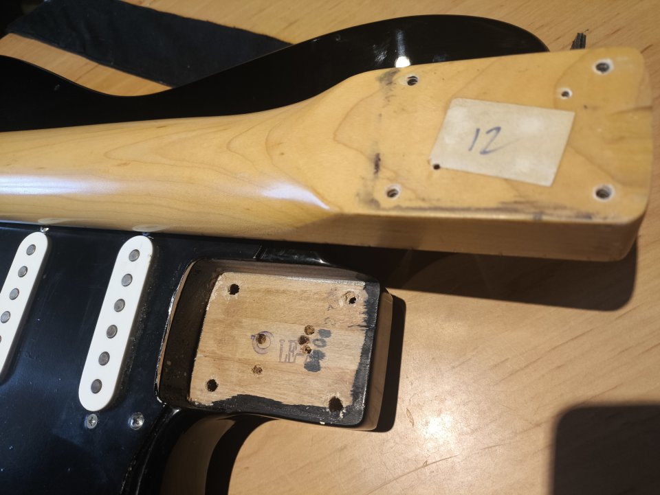 Fernandes Stratocaster LE Series (Made in Japan) - Blackie - Radio 12"