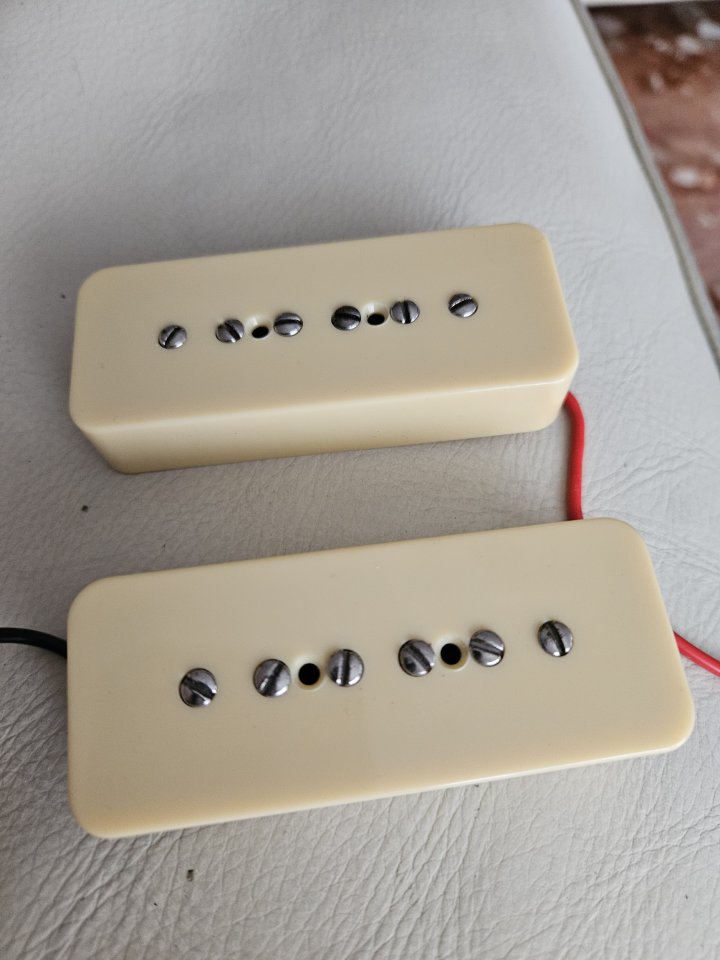 Juego de P90 Fender con cubiertas crema