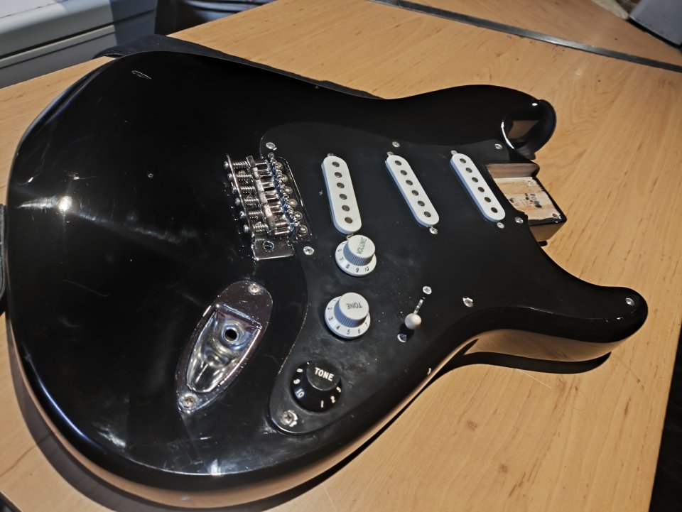 Fernandes Stratocaster LE Series (Made in Japan) - Blackie - Radio 12"