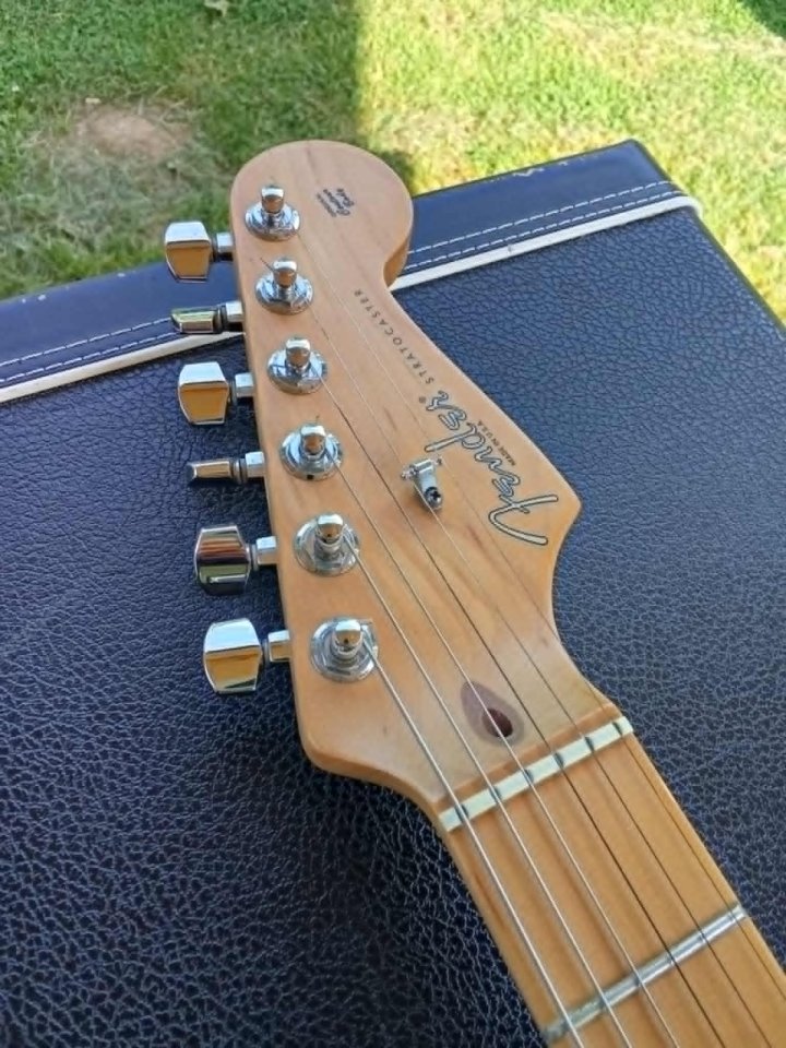 Fender stratocaster 50 aniversario USA de segunda mano · Foto 5 de 5 · Asturias · 1500 €