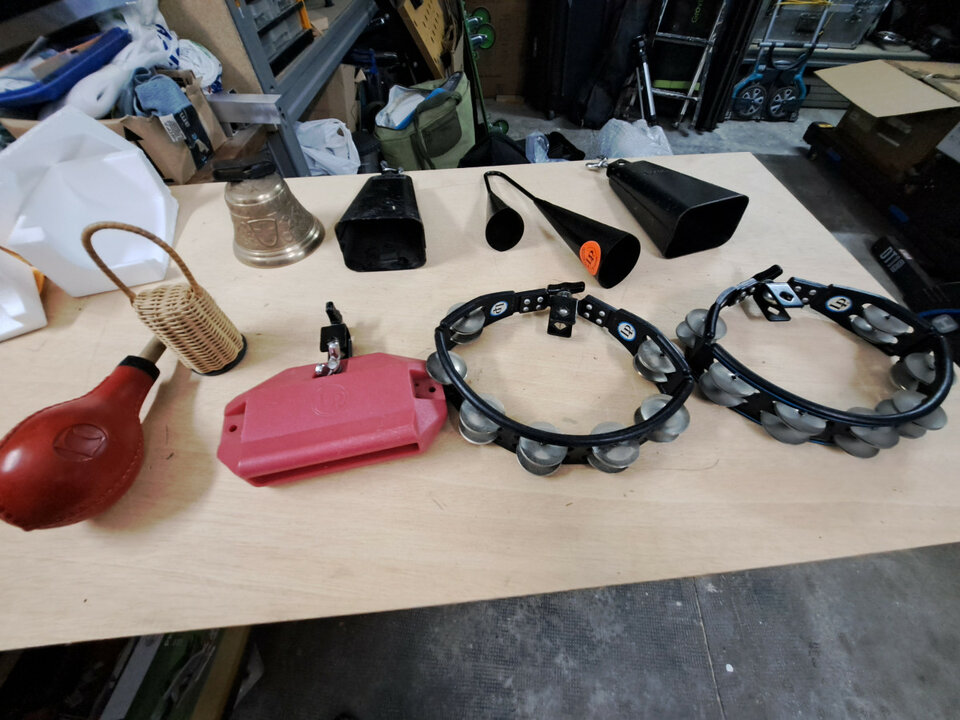 Varios herrajes y  material percusion a buen precio