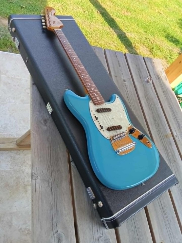Fender mustang made in japan CBL de segunda mano · Foto 1 de 6 · Asturias · 1250 €