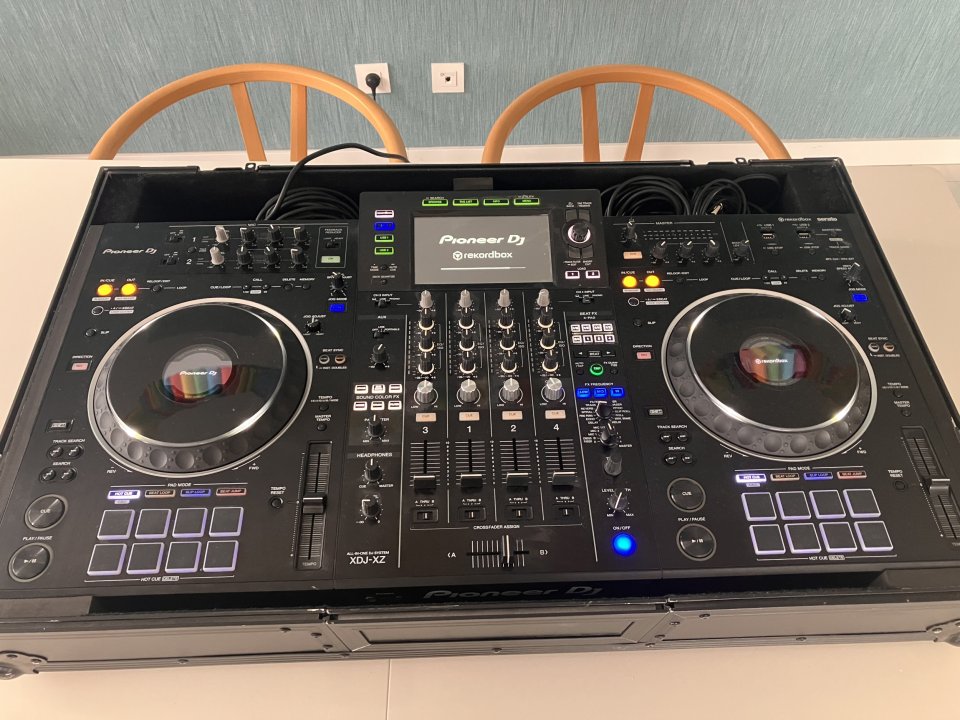 Pioneer DJ XDJ-XZ + flightcase Zomo de segunda mano · Foto 1 de 8 · Asturias · 2100 €