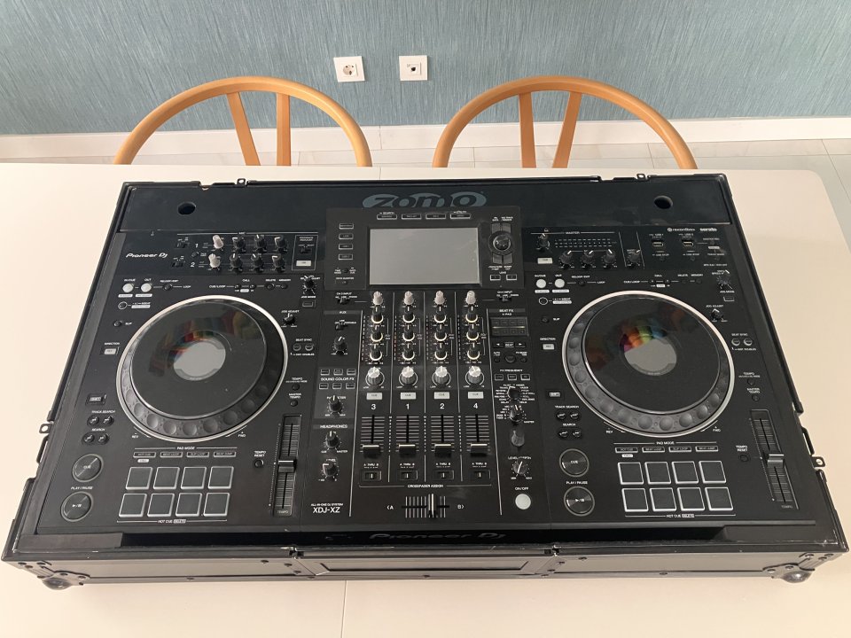 Pioneer DJ XDJ-XZ + flightcase Zomo de segunda mano · Foto 2 de 8 · Asturias · 2100 €