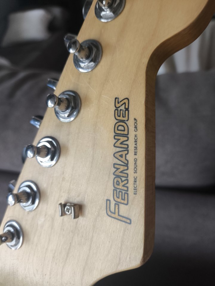 Fernandes Stratocaster LE Series (Made in Japan) - Blackie - Radio 12"