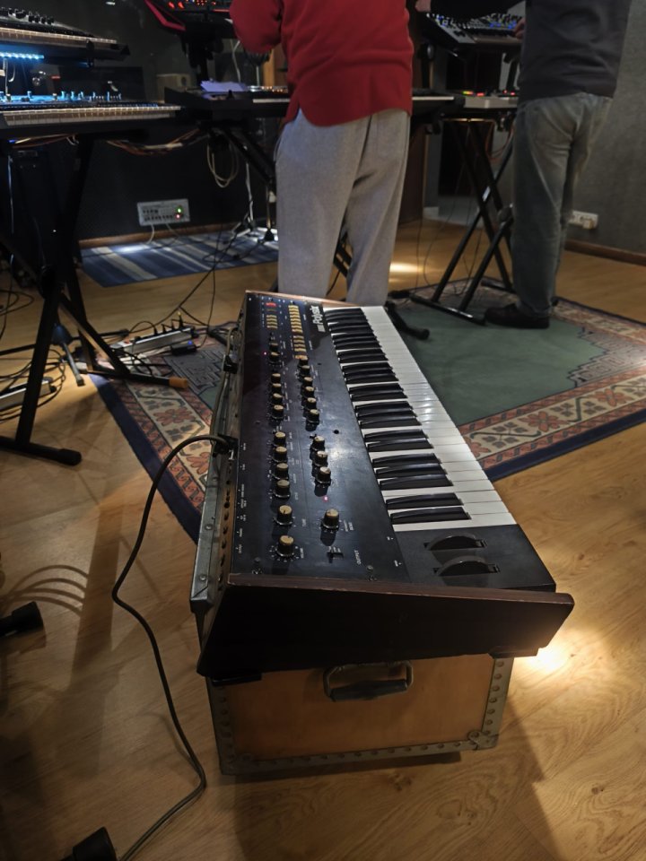 Korg Polysix con Midi