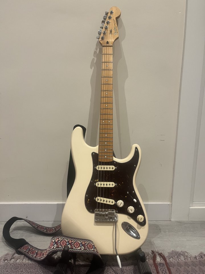 Fender Stratocaster MIM 90s mejorada de segunda mano · Foto 1 de 5 · Madrid · 650 €