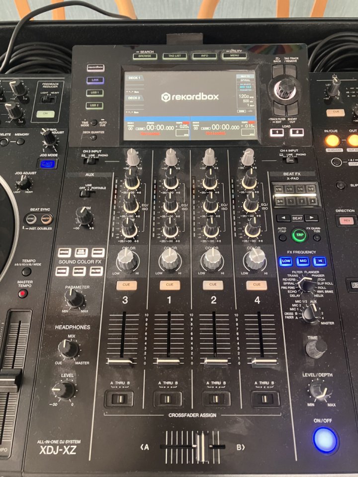 Pioneer DJ XDJ-XZ + flightcase Zomo de segunda mano · Foto 4 de 8 · Asturias · 2100 €