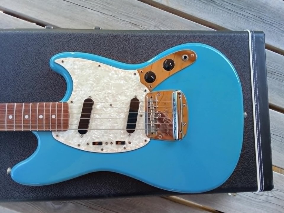 Fender mustang made in japan CBL de segunda mano · Foto 6 de 6 · Asturias · 1250 €