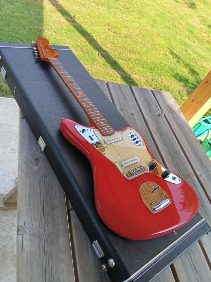 Vendo Fender jaguar red candy de segunda mano · Foto 1 de 6 · Asturias · 1400 €