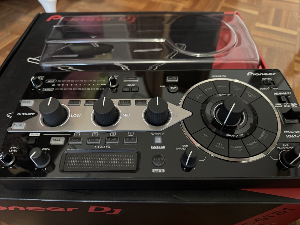 RMX 1000 + Decksaver + soporte