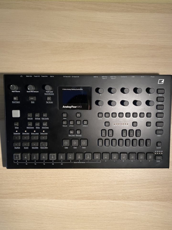 Analog Four Mk2 - Negra