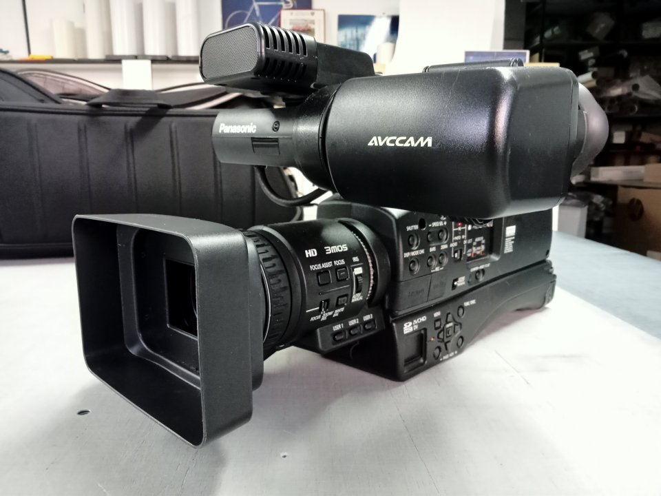 Cámara Panasonic Ag Hmc 81 y trípode manfrotto profesional