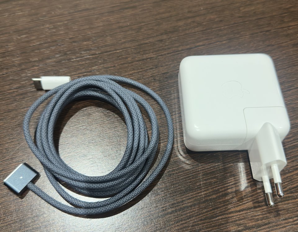 Apple MacBook Air 15" M5 16gb RAM 512gb Disco duro con 2 con 2 meses de uso de segunda mano · Foto 3 de 5 · Valencia · 1450 €