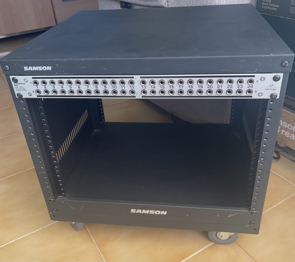 Rack de 8 unidades con patchbay, enchufes y ruedas de segunda mano · Foto 1 de 2 · Madrid · 100 €