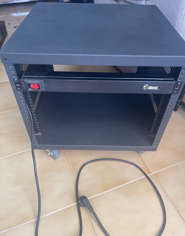 Rack de 8 unidades con patchbay, enchufes y ruedas de segunda mano · Foto 2 de 2 · Madrid · 100 €