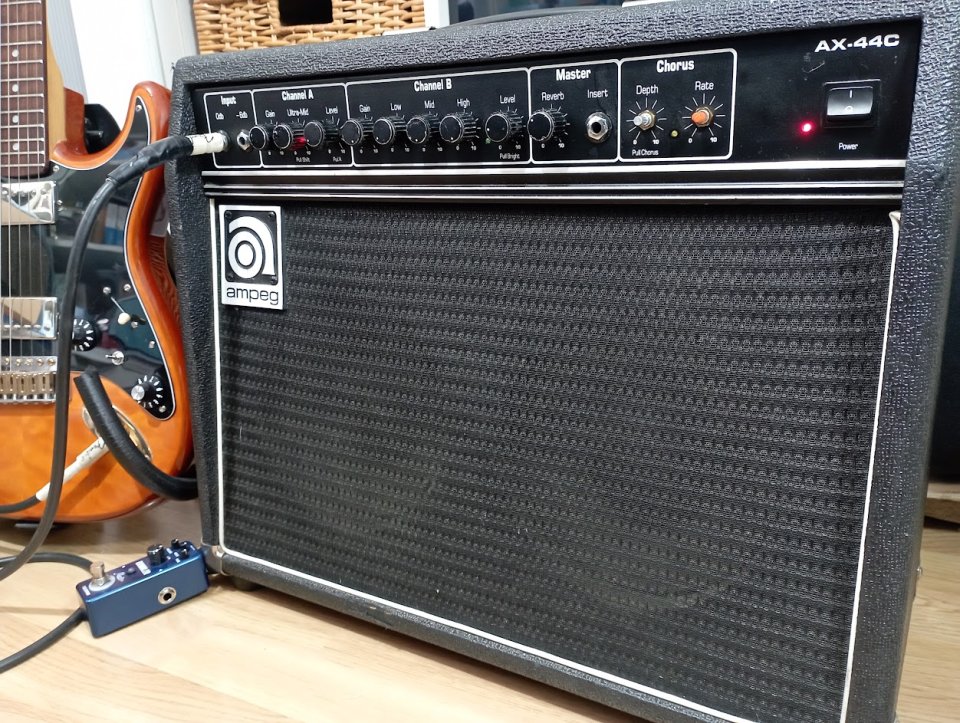 Amplificador AMPEG híbrido Made in USA de los 90