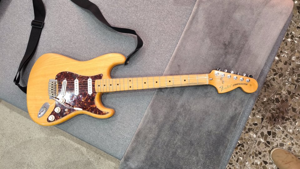 Fender Stratocaster Classic Series 70s Mejorada de segunda mano · Foto 3 de 7 · Albacete · 490 €