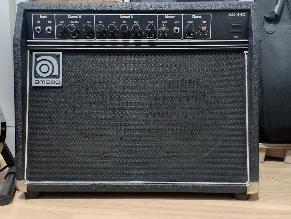 Amplificador AMPEG híbrido Made in USA de los 90