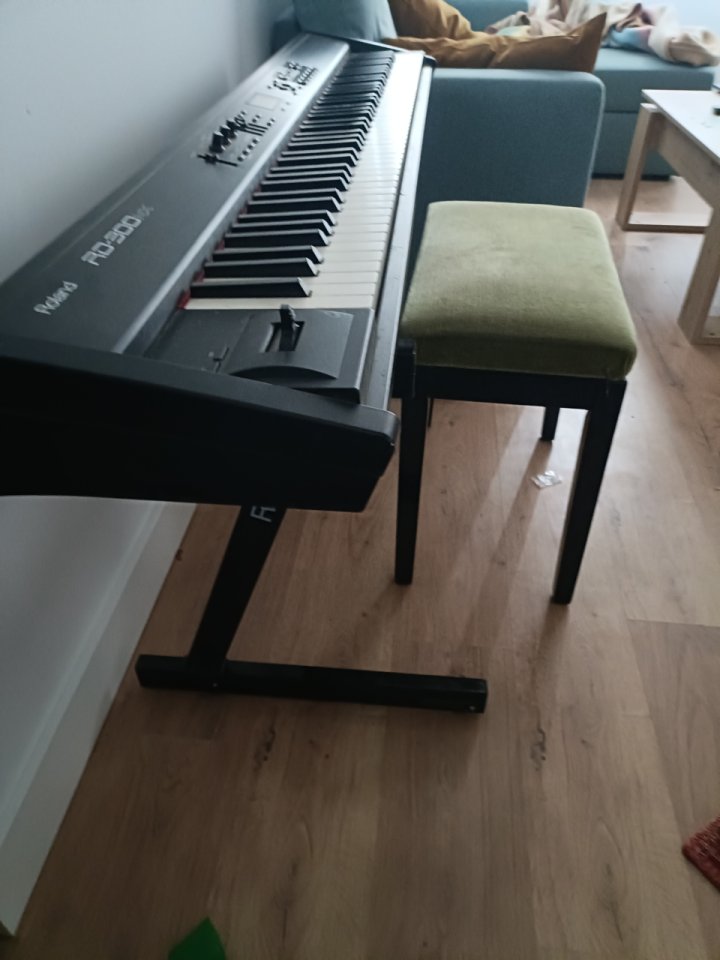 Teclado Roland NX 300 rd 88 teclas de segunda mano · Foto 2 de 4 · Madrid · 675 €