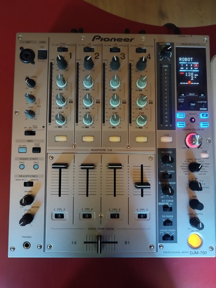 Pioneer DJM 750 K de segunda mano · Foto 1 de 2 · Palencia · 750 €