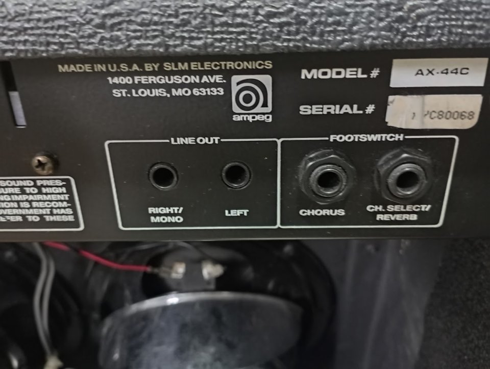 Amplificador AMPEG híbrido Made in USA de los 90