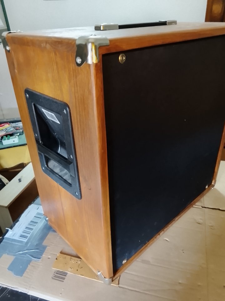 Pantalla 1x15 en madera de Abeto Finlandés