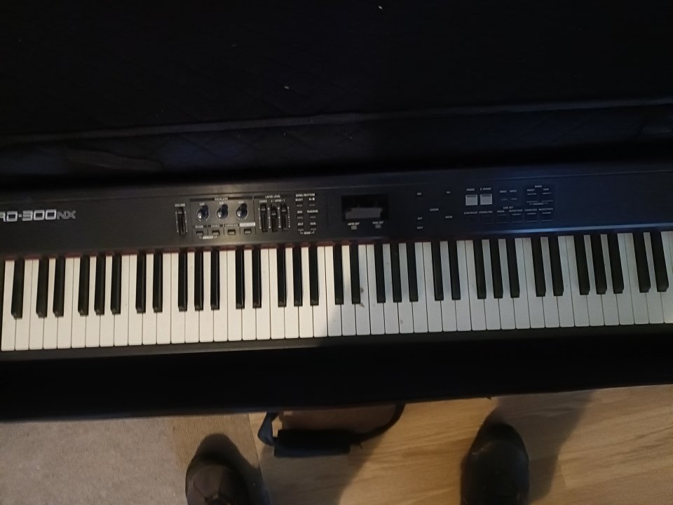 Teclado Roland NX 300 rd 88 teclas de segunda mano · Foto 3 de 4 · Madrid · 675 €